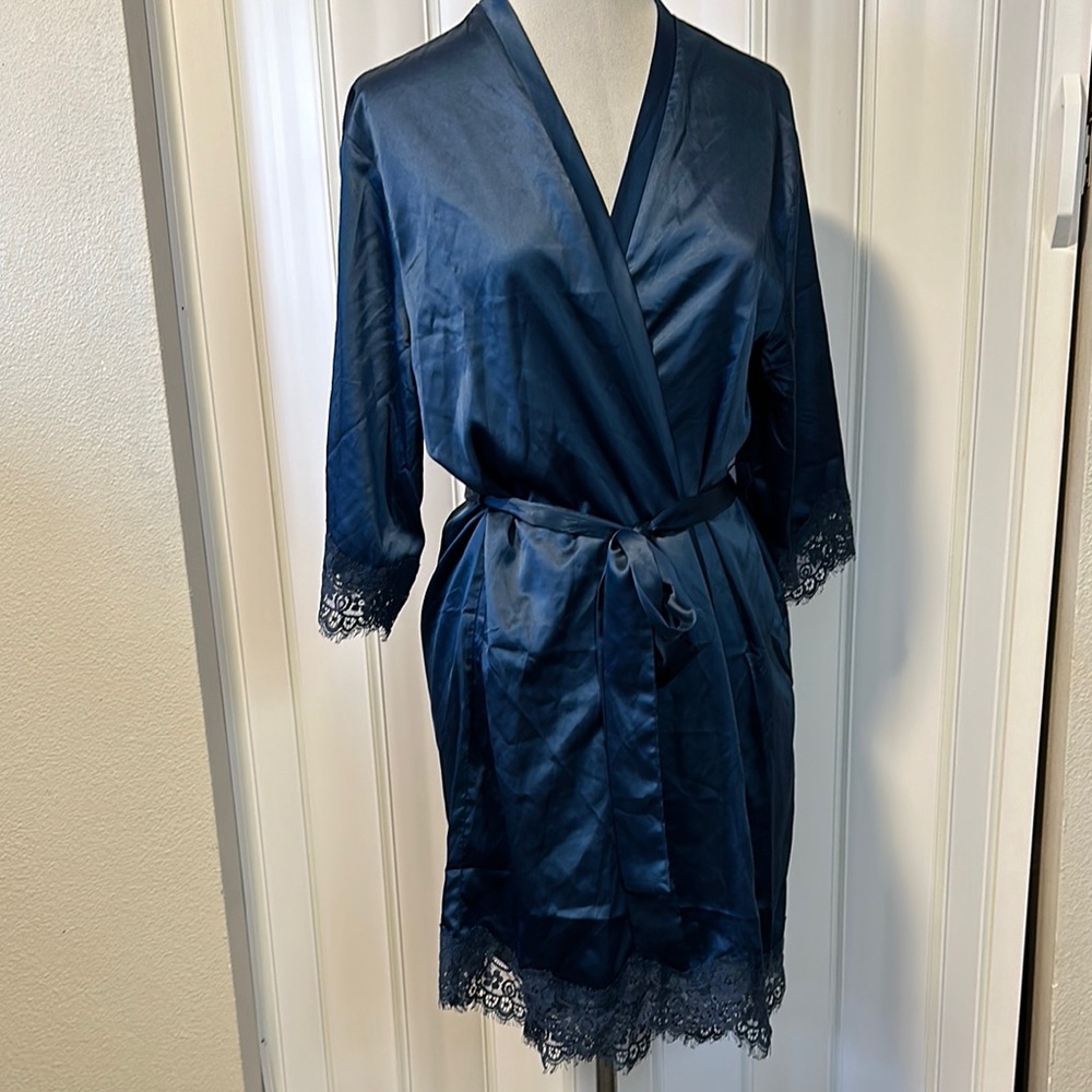 Elegant Vintage Navy Lace Trim Robe